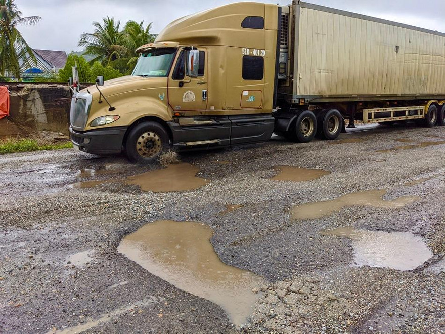 Chằng chịt ổ gà, ổ voi trên Quốc lộ 1 đoạn qua Quảng Ngãi