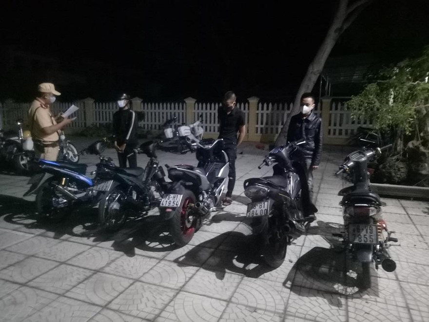 Một số thanh thiếu niên tụ tập đua xe trái phép bị lực lượng CSGT khống chế. Ảnh: Công an cung cấp