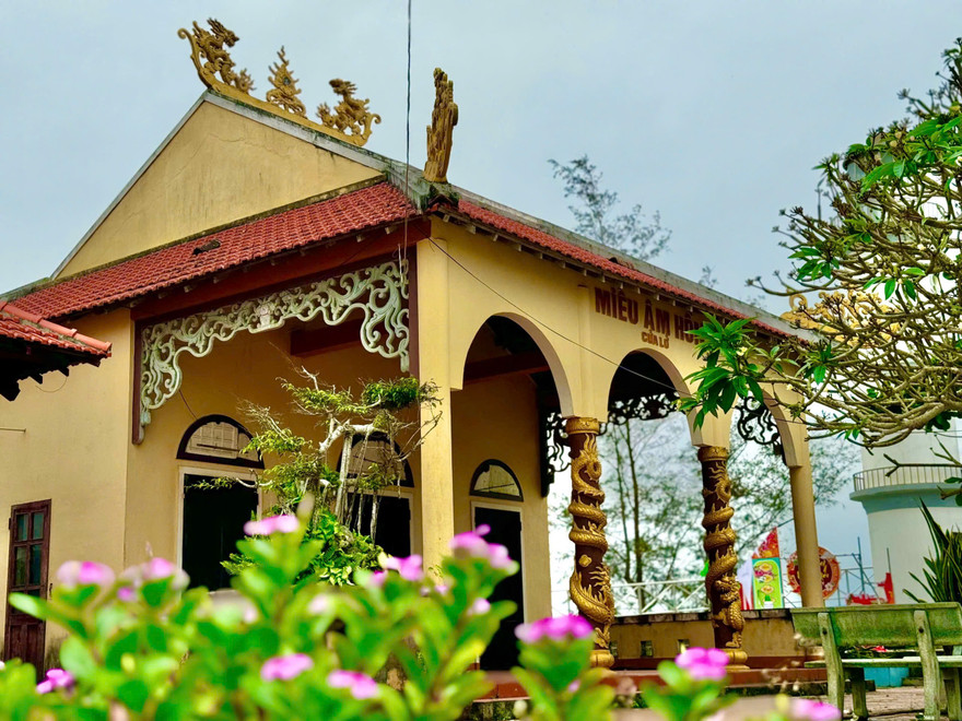 Độc đáo ngôi miếu hình con tàu hướng ra biển ở Quảng Ngãi