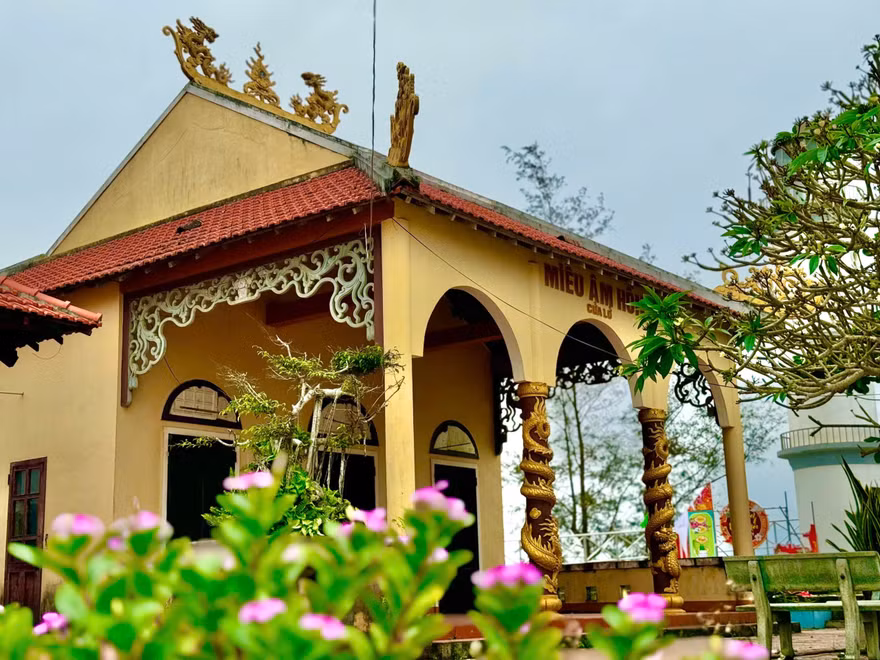 Độc đáo ngôi miếu hình con tàu hướng ra biển ở Quảng Ngãi