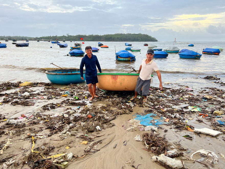 Bờ biển Quảng Ngãi bị rác thải 'nuốt chửng' sau mưa lớn