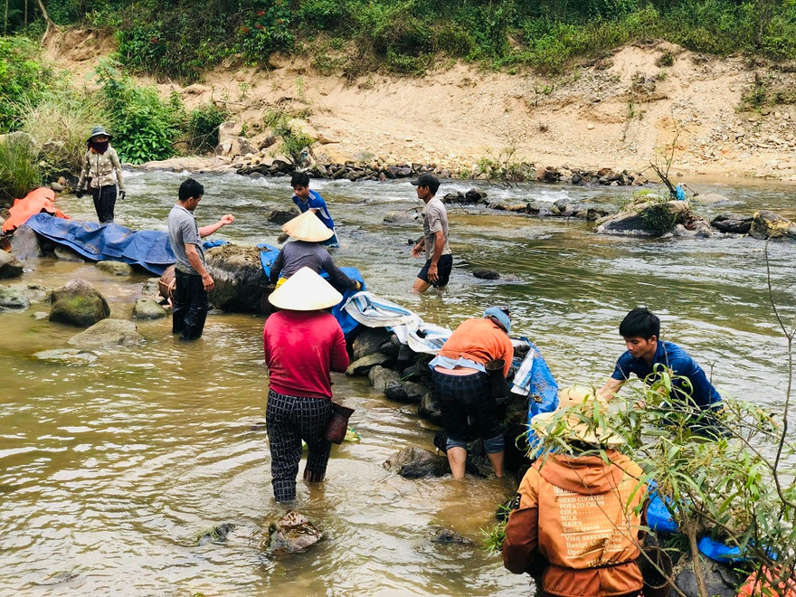 Độc đáo cảnh ngăn đôi con nước để bắt cá của đồng bào Hrê