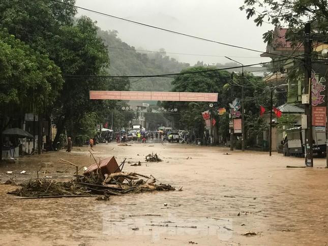 Lũ ống, lũ quét xảy ra sáng 2/10 tại huyện Kỳ Sơn, tỉnh Nghệ An làm 1 người chết, 15 ngôi nhà bị sập hoàn toàn, nhiều điểm sạt lở nghiêm trọng. Ảnh: Thu Hiền