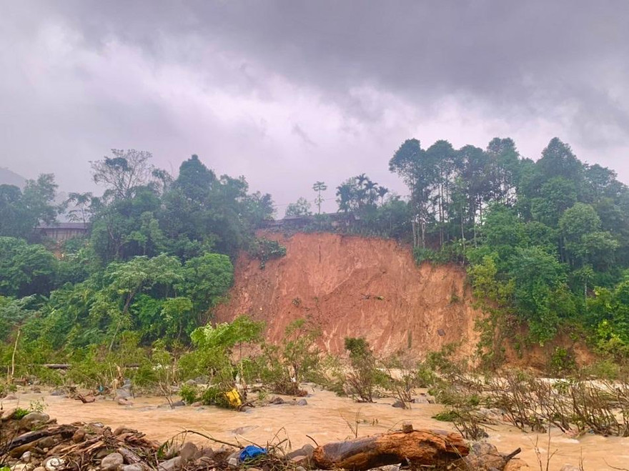 Điểm sạt lở ở xóm Nước Loan, thôn Xà Râu, xã Ba Nam, huyện Ba Tơ, tỉnh Quảng Ngãi. Ảnh: Nguyễn Ngọc