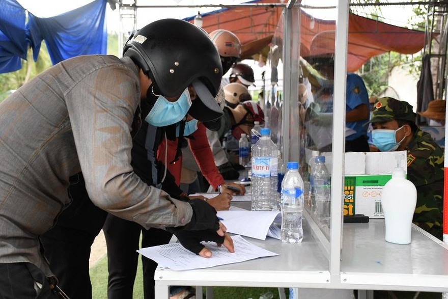 Người dân tự phát về quê khai báo y tê tại chốt kiểm soát dịch bệnh COVID-19, ở đèo Bình Đê, thị xã Đức Phổ, tỉnh Quảng Ngãi.