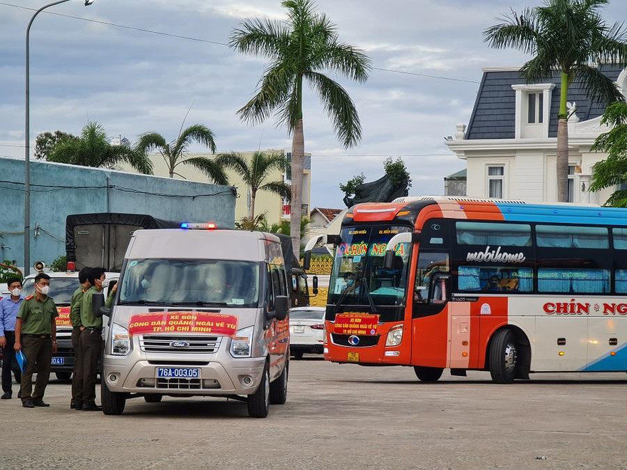 Chuyến xe đầu tiên lên đường đón 200 công dân đầu tiên từ TP. HCM về Quảng Ngãi.
