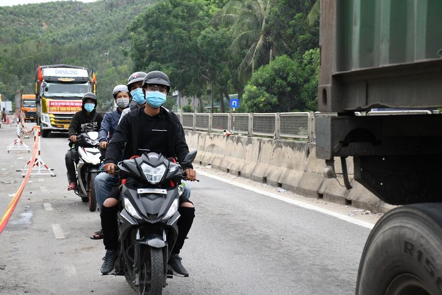 Trong những ngày gần đây, lực lượng trực chốt kiểm soát dịch bệnh tại đèo Bình Đê, thị xã Đức Phổ phát hiện hơn 5.000 người dân từ TP. HCM và các tỉnh phía Nam tự phát trở về quê để tránh dịch. 