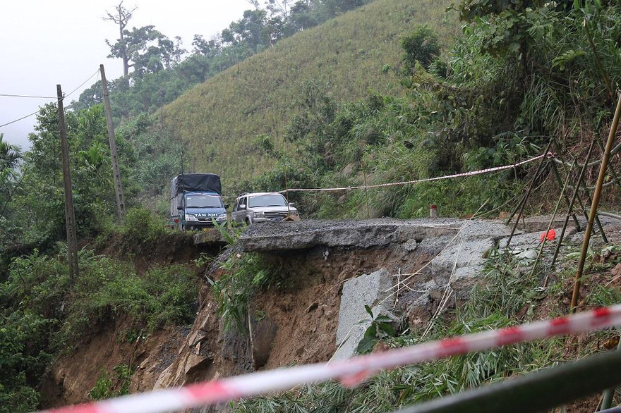 Sạt lở tại đèo Eo Chim đi Trà Nham làm chia cắt, cô lập hoàn toàn 3 thôn Trà Huynh, Trà Vân, Cà Đam (xã Hương Trà, huyện Trà Bồng, tỉnh Quảng Ngãi).