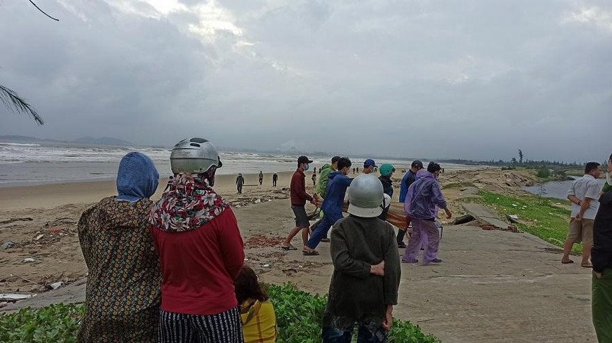 Thi thể của cả 3 nạn nhân được tìm thấy tại bờ biển xã Tam Nghĩa, huyện Núi Thành, tỉnh Quảng Nam (khu vực giáp ranh với Khe Hai thuộc xã Bình Thạnh, Huyện Bình Sơn).