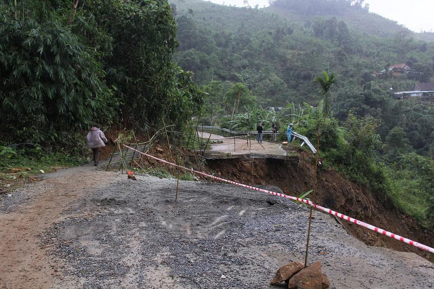 Sạt lở ở đèo Eo Chim đi Trà Nham đã chia cắt, cô lập hoàn toàn 3 thôn Trà Huynh, Trà Vân, Cà Đam (xã Hương Trà, huyện Trà Bồng) với 490 hộ, 2.216 nhân khẩu.