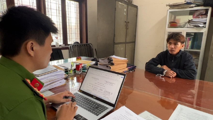 Công an lấy lời khai đối tượng Phạm Văn Tinh. Ảnh: CACC