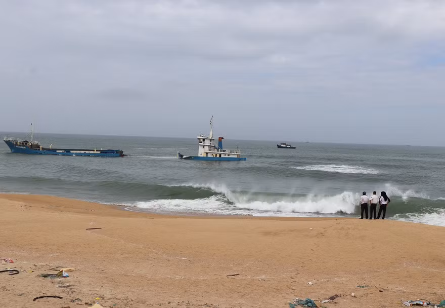 Vẫn chưa thể triển khai phương án chống tràn 8.000 lít dầu từ tàu Hoàng Gia 46 bị nạn trên vùng biển Sa Huỳnh.