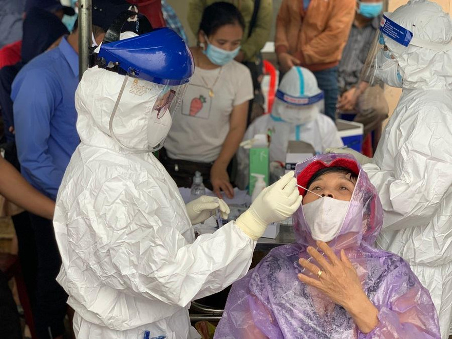 Trung tâm Kiểm soát Bệnh tật Quảng Ngãi (CDC) tiến hành lấy mẫu test nhanh cho tất cả các tiểu thương trong chợ.