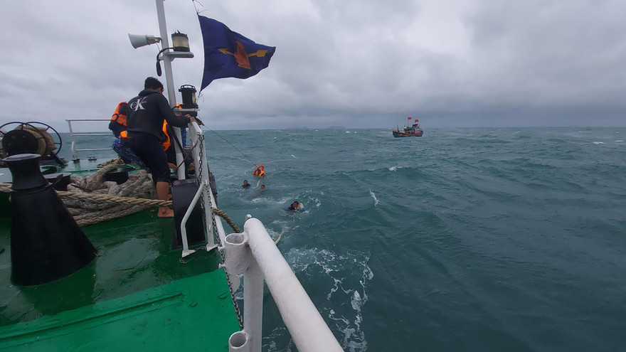 Cứu hộ các ngư dân bị nạn. (Ảnh CSB)