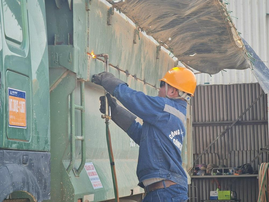 Bị kiểm tra gắt, xe quá khổ, quá tải ở Quảng Ngãi đồng loạt cắt thành xe, tháo cơi nới