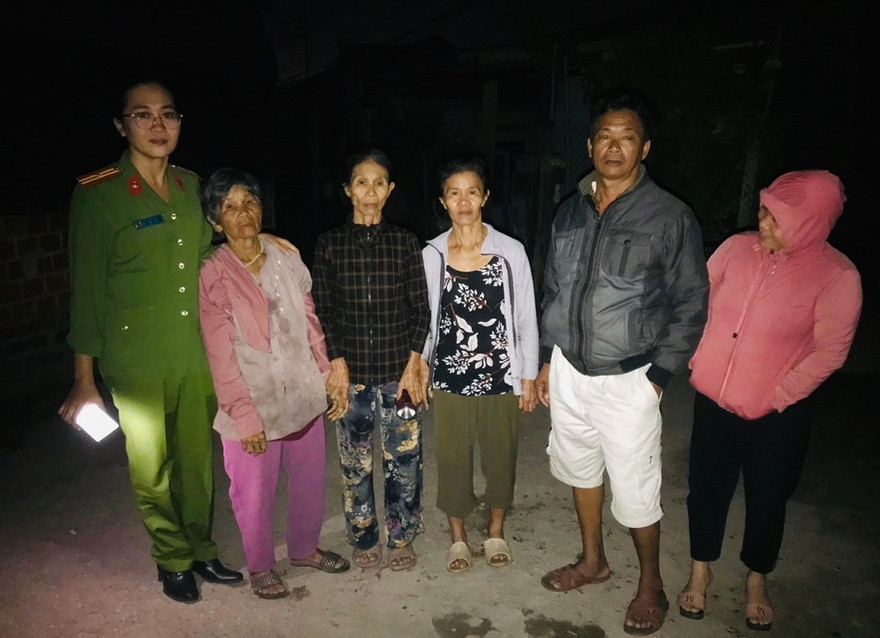 Cụ Ánh đi lạc hơn 700 km được Công an tỉnh Quảng Ngãi tiếp nhận, bàn giao cho gia đình. Ảnh: CACC