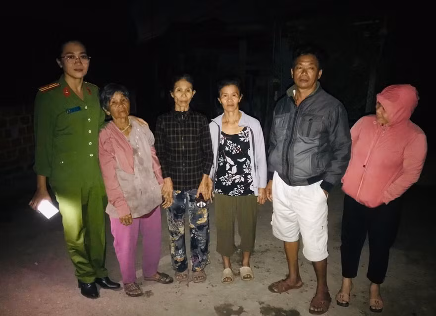 Cụ Ánh đi lạc hơn 700 km được Công an tỉnh Quảng Ngãi tiếp nhận, bàn giao cho gia đình. Ảnh: CACC