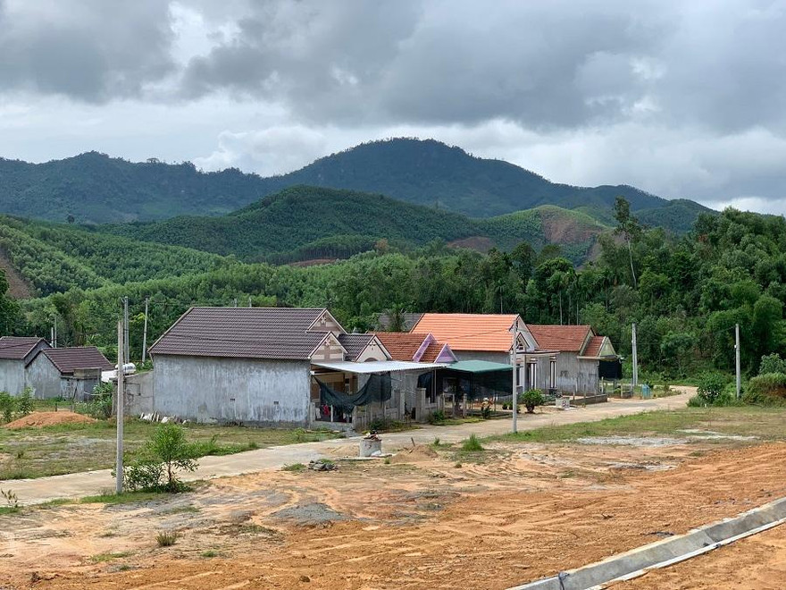 Khu TĐC Đồng Tranh, thôn Mai Lãnh Hữu, xã Long Mai, huyện Minh Long, tỉnh Quảng Ngãi làm 4 năm vẫn chưa xong. Ảnh: Nguyễn Ngọc