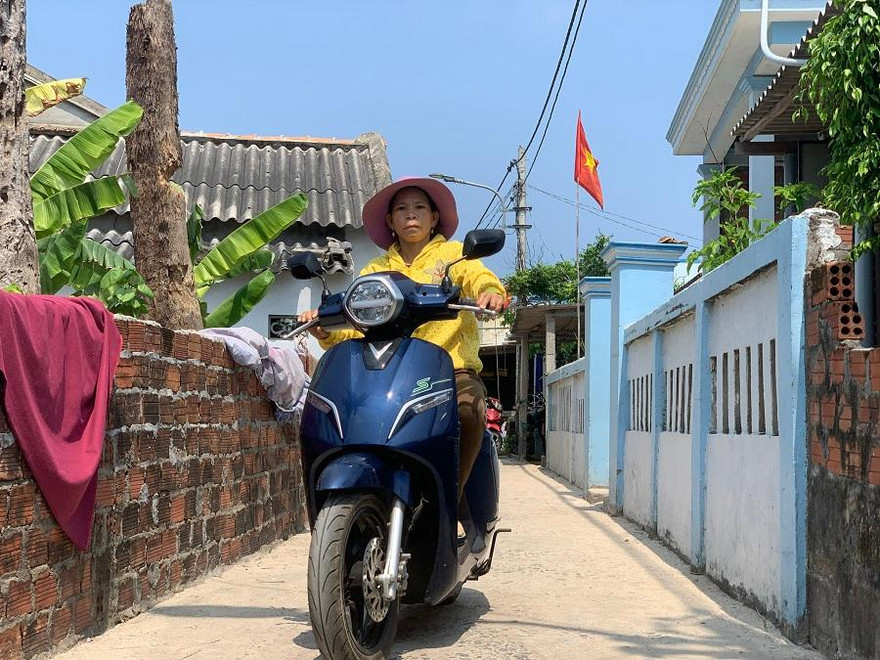 Tặng xe nhưng không có quyết định bằng văn bản khiến hàng chục hộ dân ở đảo An Bình (đảo Bé), huyện Lý Sơn, tỉnh Quảng Ngãi "đứng bánh" trong việc đăng ký biển số để hoạt động du lịch. Ảnh: Nguyễn Ngọc