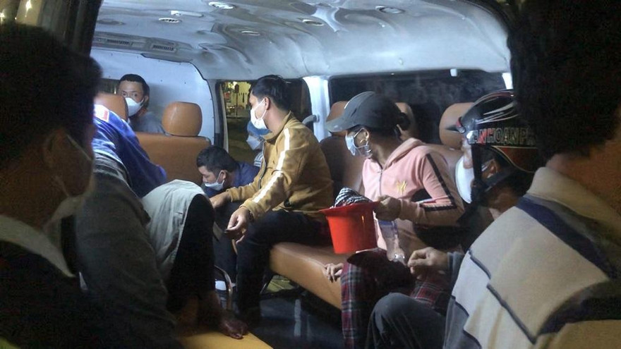 Nạn nhân được người nhà đưa lên xe cấp cứu chờ bên ngoài bệnh viện. Ảnh: M.H