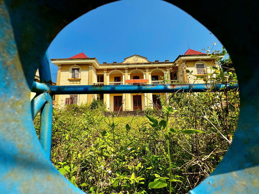 Nhếch nhác, hoang tàn hàng loạt trụ sở hậu sáp nhập