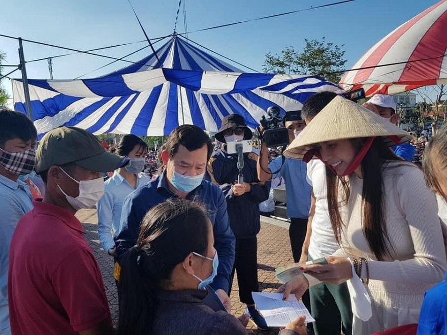 Ca sĩ Thủy Tiên trao hỗ trợ cho người dân Quảng Ngãi.