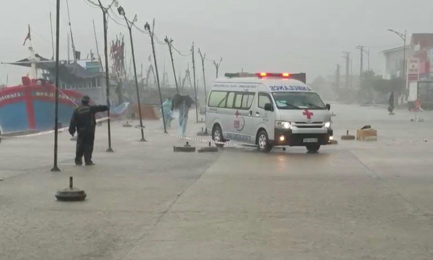 Các ngư dân được đưa đi cách ly điều trị COVID-19.