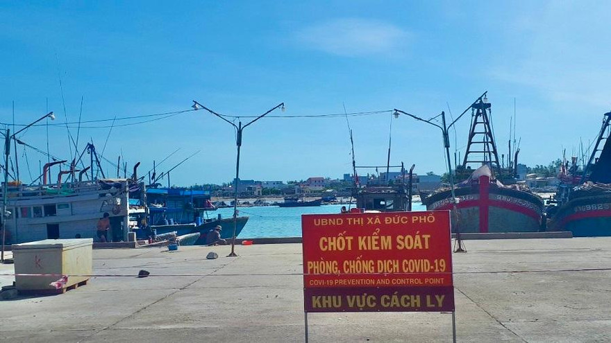 328 ngư dân trên 73 tàu cá trở về neo đậu trong và ngoài cảng Sa Huỳnh (thị xã Đức Phổ) không đồng ý đi cách ly tập trung theo quy định, cố thủ đòi tự cách ly ngay trên tàu.