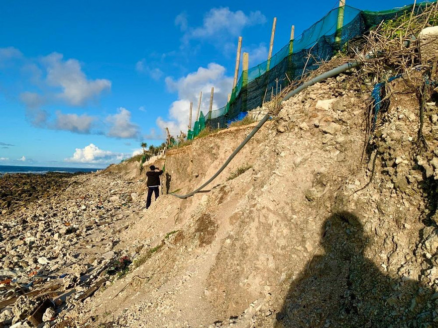 Sóng biển xâm thực gây sạt lở, cuốn trôi hàng nghìn m2 đất nông nghiệp của người dân Lý Sơn. Ảnh: Nguyễn Ngọc.