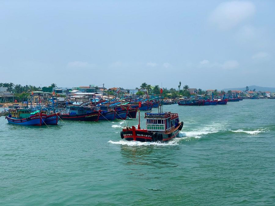 Hiện thi thể các ngư dân đang được đưa về đất liền.