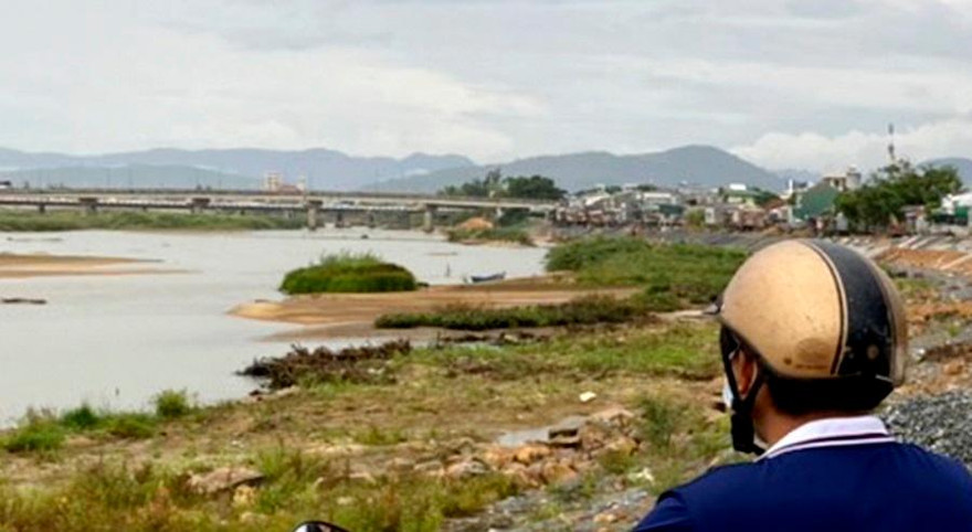 Ba người trong gia đình đuối nước thương tâm trong lúc đi cào hến.