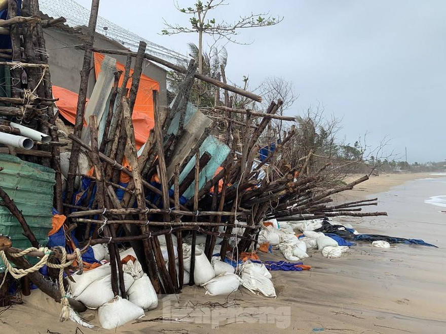 Triều cường ‘nuốt’ nhiều nhà dân ở vùng ven biển xã Bình Hải, huyện Bình Sơn, tỉnh Quảng Ngãi. Ảnh: Nguyễn Ngọc