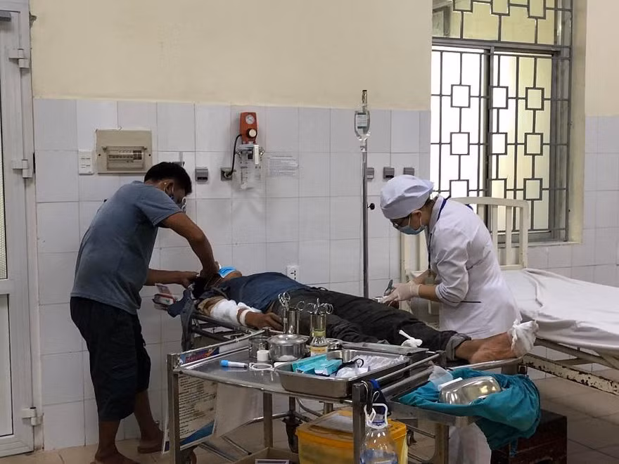 Hiện các nạn nhân đang được theo dõi và điều trị tại Bệnh viện Đa khoa Quảng Ngãi. Ảnh: TP 
