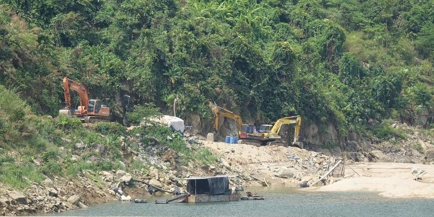 Chủ dự án Nhà máy Thủy điện Sơn Tây đưa phương tiện, máy móc vào thực hiện thi công nạo vét lòng hồ.