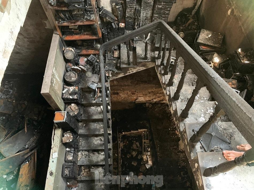 Bên trong căn nhà toàn bộ vật dụng, đồ dùng và tài sản đã bị ngọn lửa thiêu rụi. Ảnh: Nguyễn Ngọc