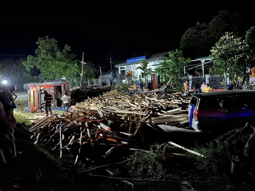 Toàn bộ lượng gỗ keo từ xe container đổ ra đường.