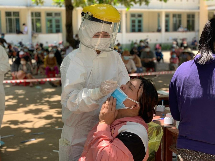 Nhân viên y tế lấy mẫu xét nghiệm người dân vùng tâm dịch phường Phổ Thạnh và xã Phổ Châu, thị xã Đức Phổ, tỉnh Quảng Ngãi. Ảnh: Nguyễn Ngọc