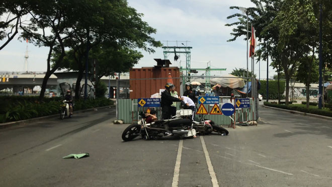 CSCĐ “lên gối” nam sinh trên đường Bến Vân Đồn (quận 4, TPHCM). Ảnh cắt từ clip.