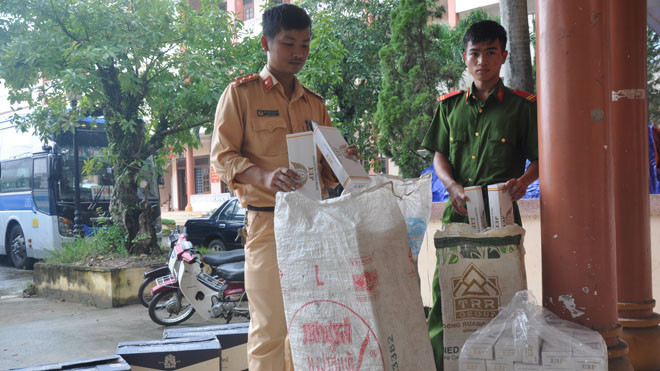 Lực lượng chức năng kiểm tra thuốc lá lậu.