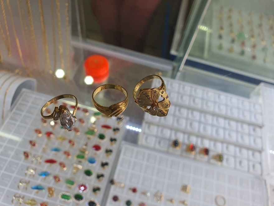 Mua 'vàng non' lấy vía Thần Tài, khách hàng tá hỏa phát hiện hàng 'dởm'