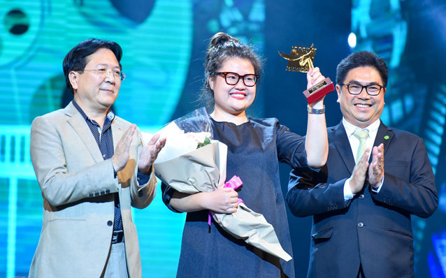 Thứ trưởng Bộ Văn hóa Thể thao Du lịch Vương Duy Biên trao giải Cánh diều vàng cho phim điện ảnh Cô Ba Sài Gòn. Ảnh: Zing 