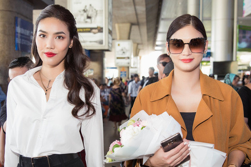 Pia Wurtzbach (phải) nhận hoa chào mừng từ Lan Khuê.