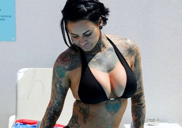 'Nữ hoàng xăm trổ' Jemma Lucy khoe vóc dáng bốc lửa với bikini