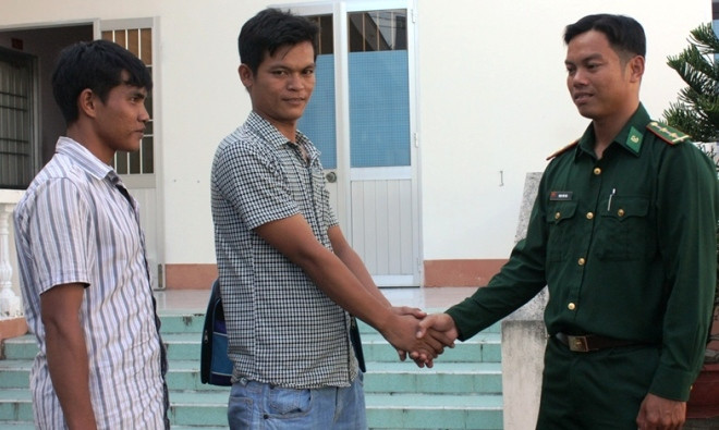 Mau Val Sên và Chuôl Pia Prum chia tay cán bộ Đồn biên phòng Sông Đốc.
