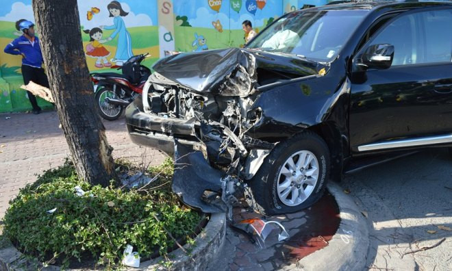 Chiếc xe bẹp dúm, hư hỏng nặng phần đầu. 