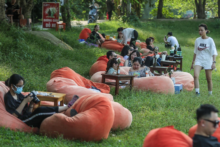 Để khách tụ tập giữa dịch, chủ bãi đá sông Hồng bị phạt 30 triệu đồng