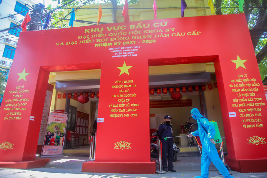 Hà Nội phun khử khuẩn phòng dịch COVID-19 tại các điểm bầu cử