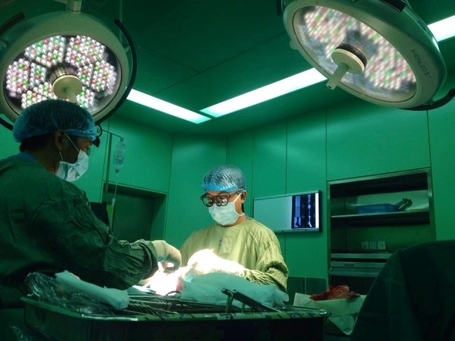 Ảnh chụp ca phẫu thuật cho cụ ông 104 tuổi tại Bệnh viện Đại học Y Dược TPHCM vào tháng 10/2015. Ảnh do bệnh viện cung cấp.