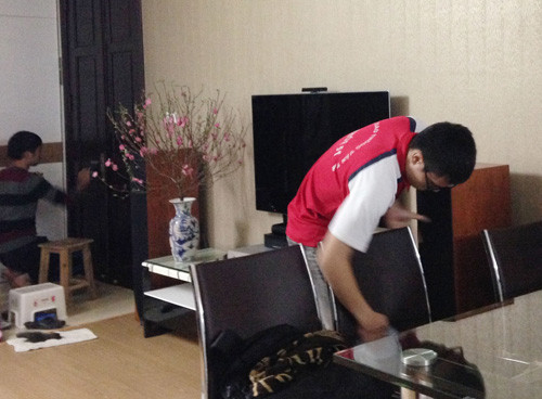  Một nhóm sinh viên làm công việc dọn dẹp nhà cửa cho khách - Ảnh: T.H 