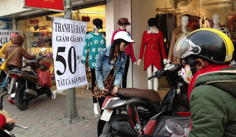 Tiếc khuyến mãi ‘khủng’, sinh viên ở lại sắm đồ diện Tết